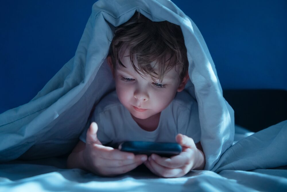 Rischi dell'esposizione agli schermi per bambini e adolescenti