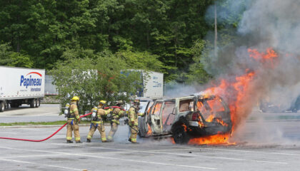 Uomo si dà fuoco in auto a Cinisello Balsamo