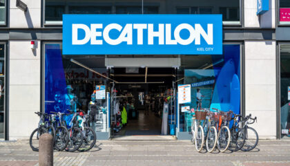 Logo di Decathlon con un negozio in background