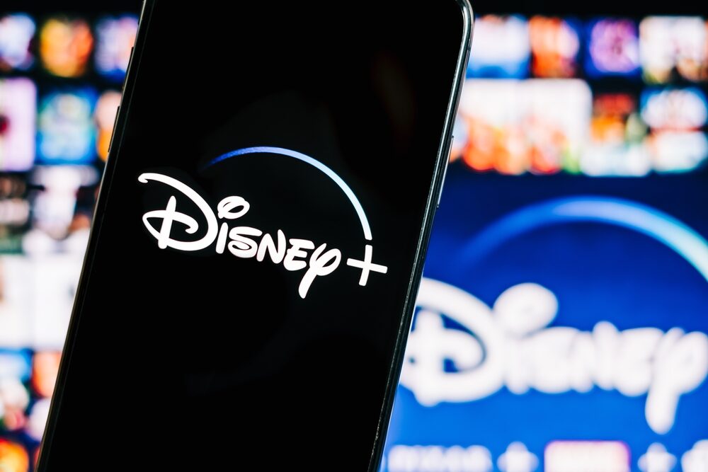 Logo Disney con sfondo di streaming