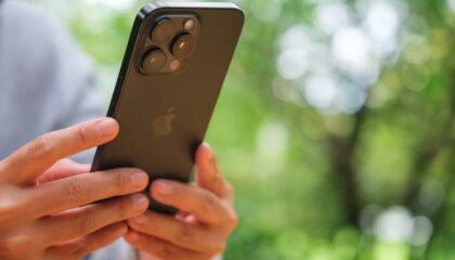 Rappresentazione dell'animazione dell'iPhone Duo su Galaxy Z Fold 8