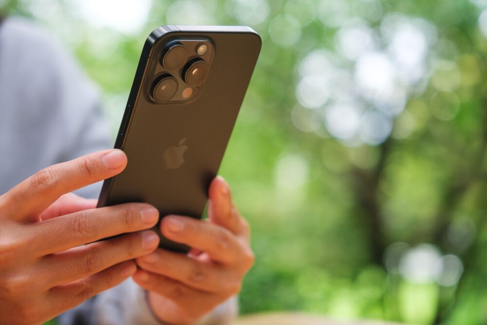 Rappresentazione dell'animazione dell'iPhone Duo su Galaxy Z Fold 8