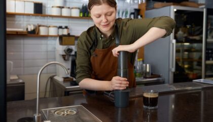AeroPress brewer e macinacaffè in noce