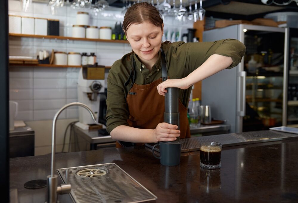 AeroPress brewer e macinacaffè in noce