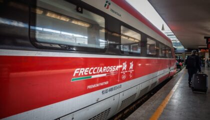 Treno regionale di Trenitalia in movimento