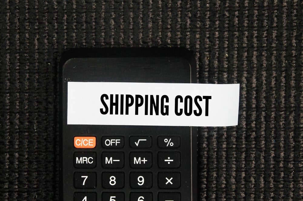 Nuove tasse sui mini pacchi extra UE: handling fee di 2 euro e dazio di 3 euro